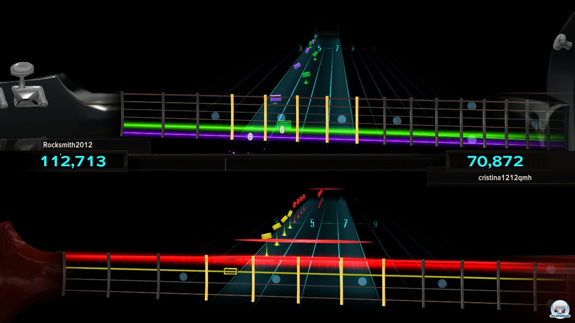Zwei Spieler können gleichzeitig in die Saiten greifen und gemeinsam versuchen, den Song zu bewältigen.