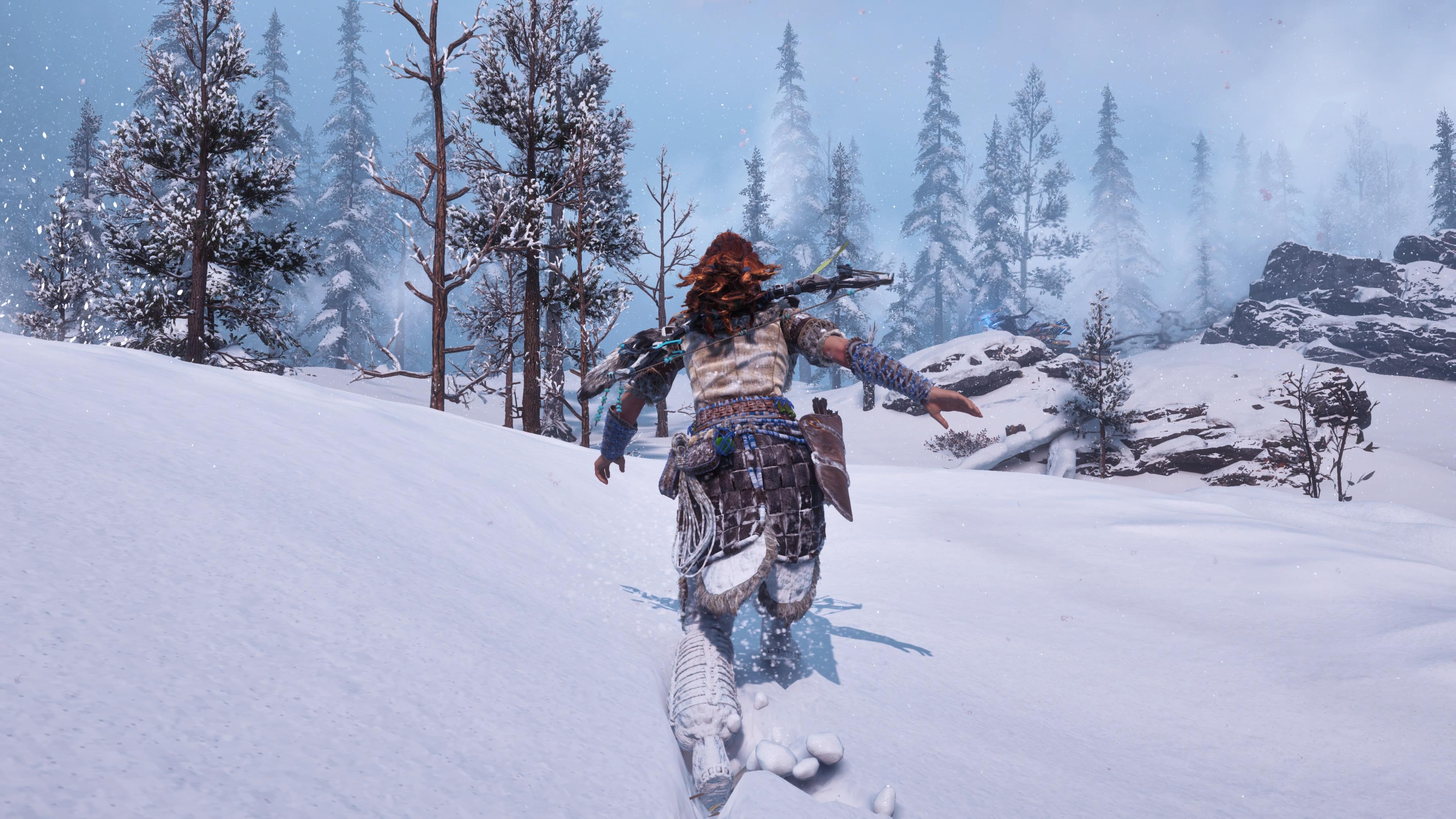 Aloy stapft durch den frischen und tiefen Schnee. Wirkt ganz beschaulich - wenn die Horizon-Heldin nicht eine solch wichtige Queste hätte.