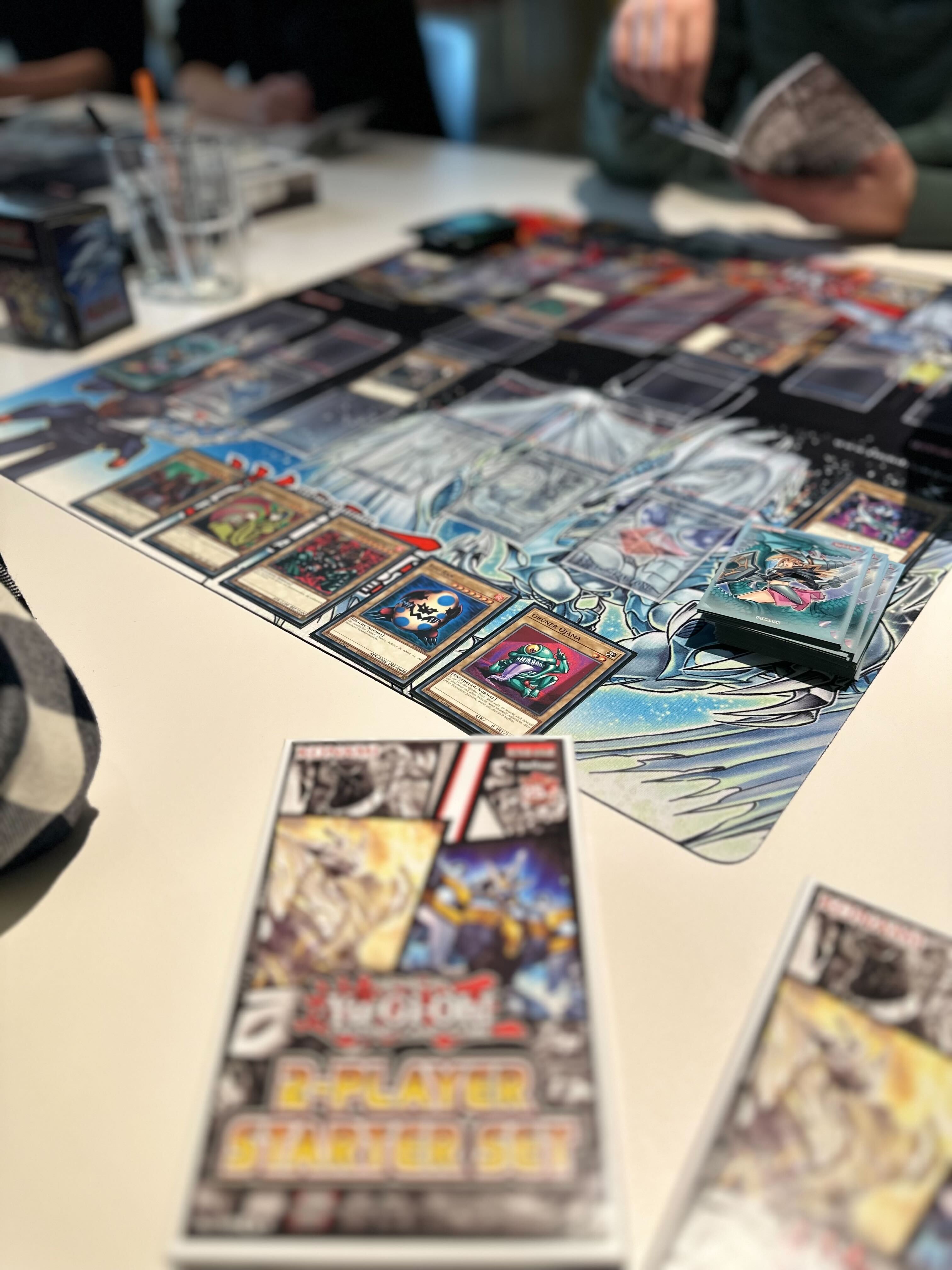 Eigentlich wird bei Yu-Gi-Oh! genau wie bei jedem TCG mit verdeckten Handkarten gespielt. Für Demonstrationszwecke laden wir unseren Gegner hier zu einem Blick ein.