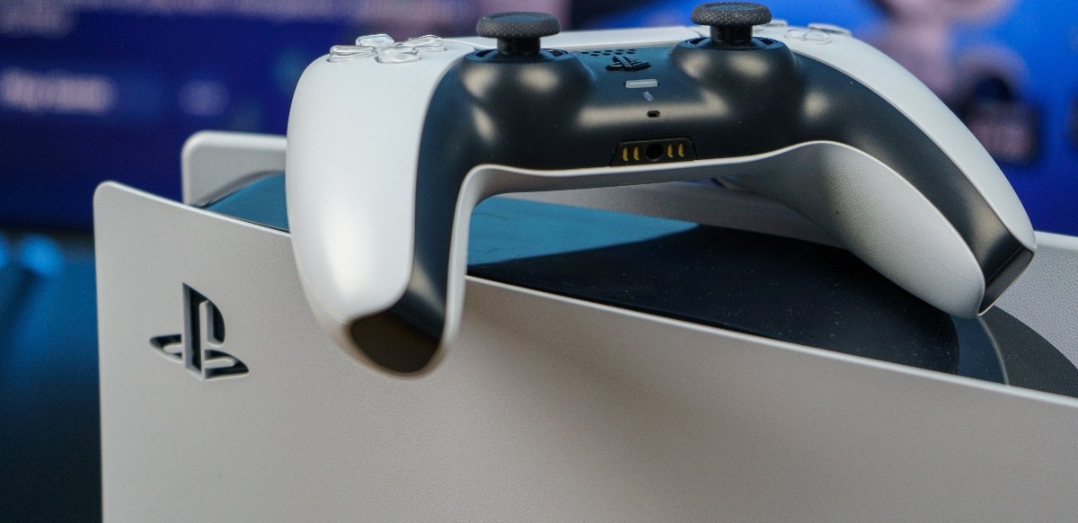 PS5-Controller und -Konsole