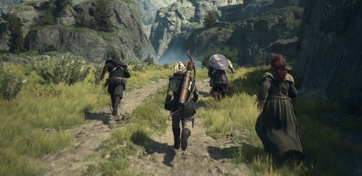 Drei Charaktere, die in Dragon's Dogma 2 durch die Gegend laufen.