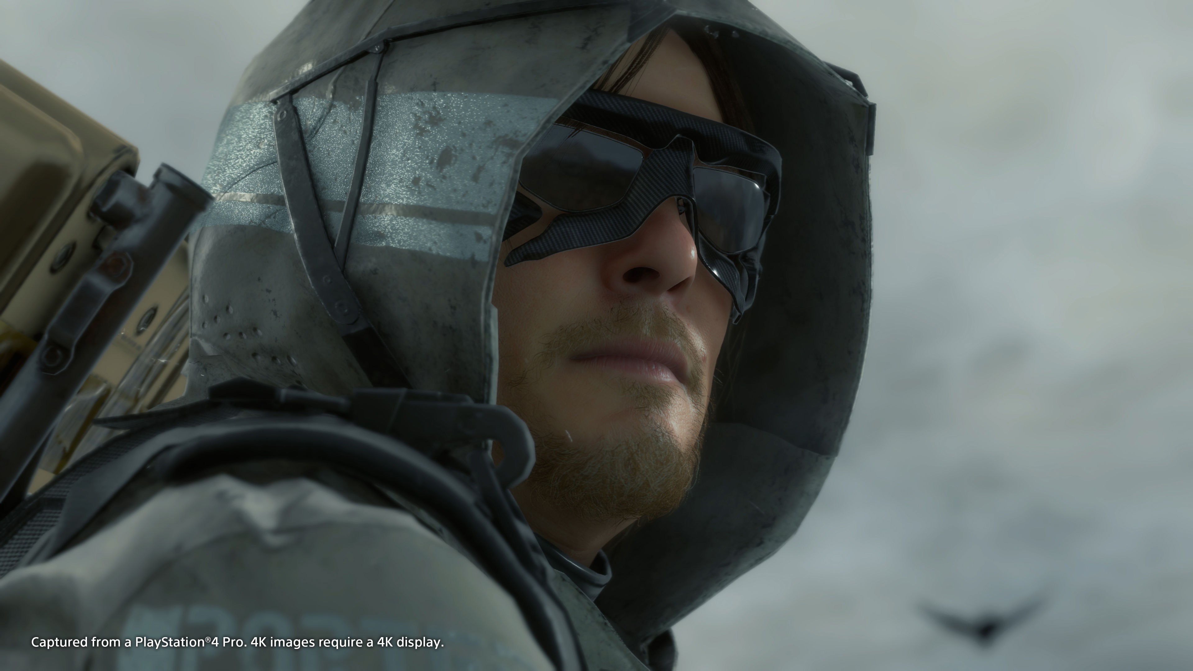 Die Kapuze sollte Sam Porter Bridges lieber aufbehalten: Der Regen in Death Stranding lässt nämlich alles altern, was er berührt.