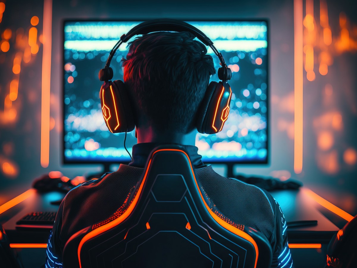 Gamer mit Headset vor Monitor