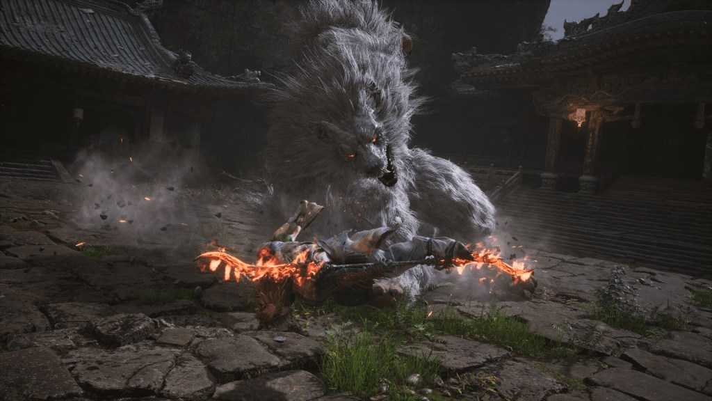 Screenshot aus dem Spiel Black Myth Wukong. Zu sehen ist der Kampf gegen einen überdimensionierten, weißen Wolf.