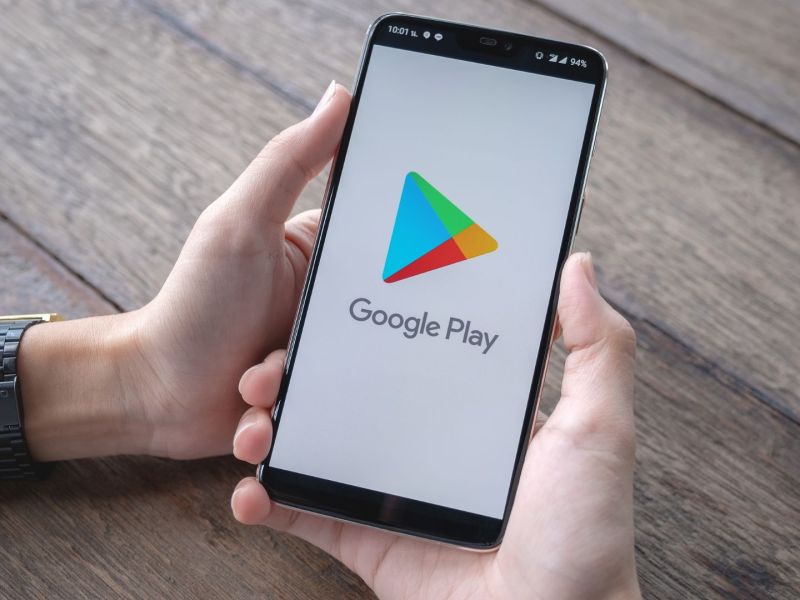 Person hÃ¤lt ein Handy mit dem Loge des Google Play Store in den HÃ¤nden.