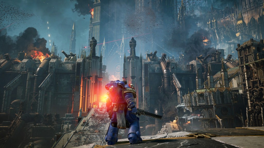 Screenshot aus Space Marine 2. Zu sehen ist Titus, der auf eine Brücke mit unzähligen Feinden schaut.