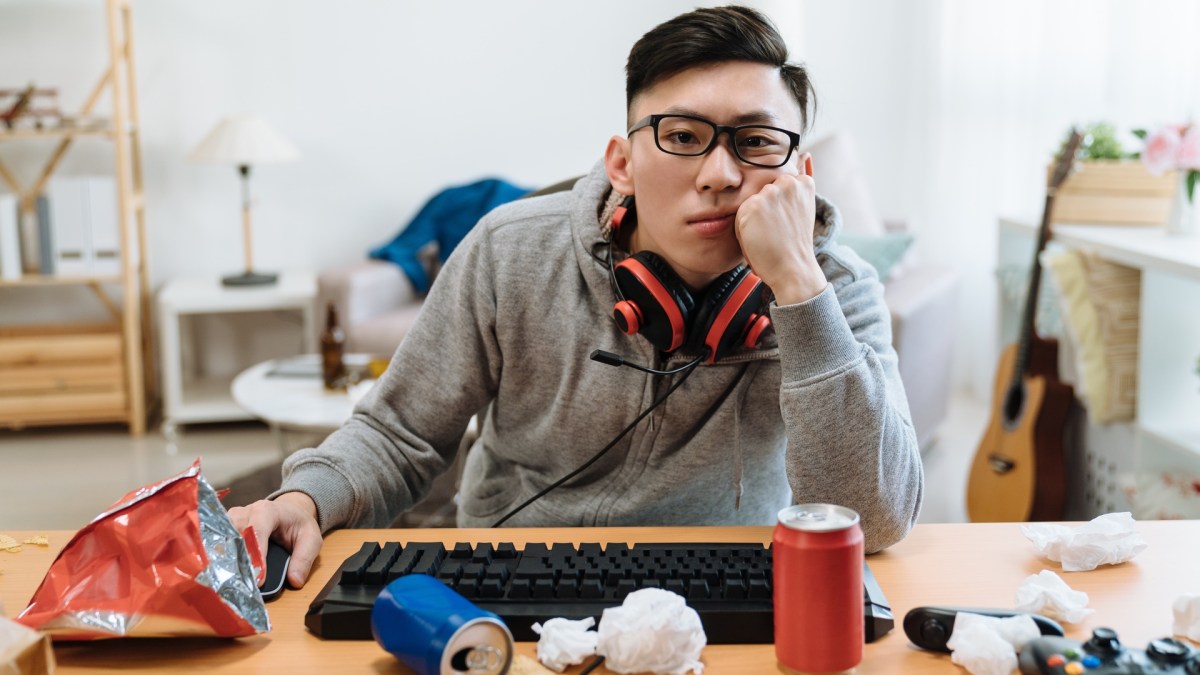 Mann sitzt gelangweilt vor seinem PC.