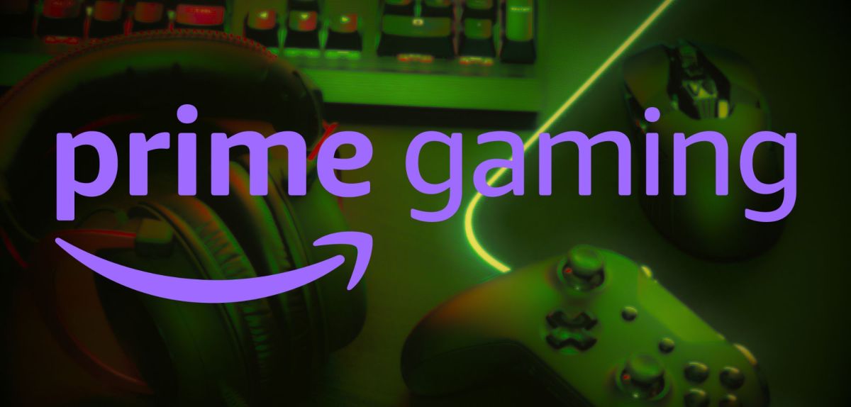 Prime Gaming-Logo vor einem Tisch mit VideospielzubehÃ¶r