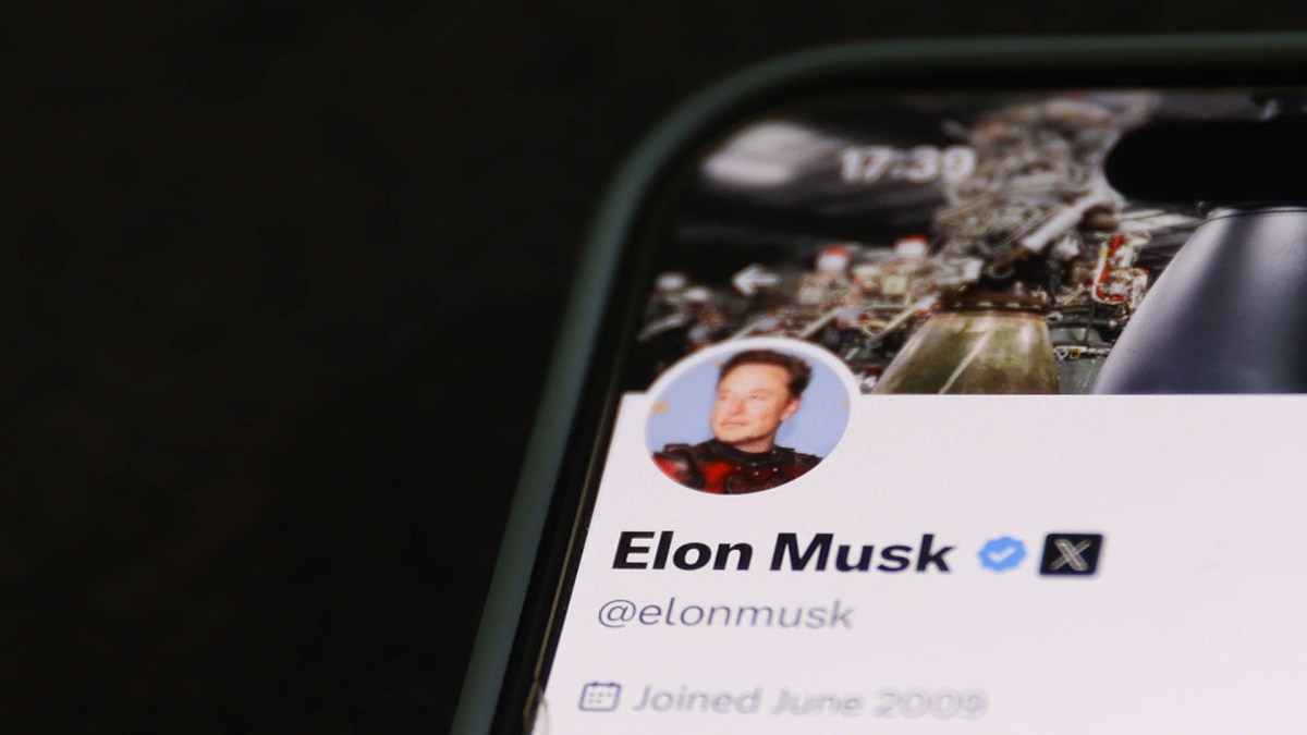 Abfotografiertes Handy, auf dem das Twitter/X-Profil von Elon Musk zu sehen ist. Copyright: xJakubxPorzyckix