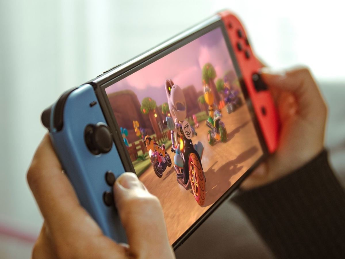 Person hÃ¤lt eine Nintendo Switch in den HÃ¤nden.