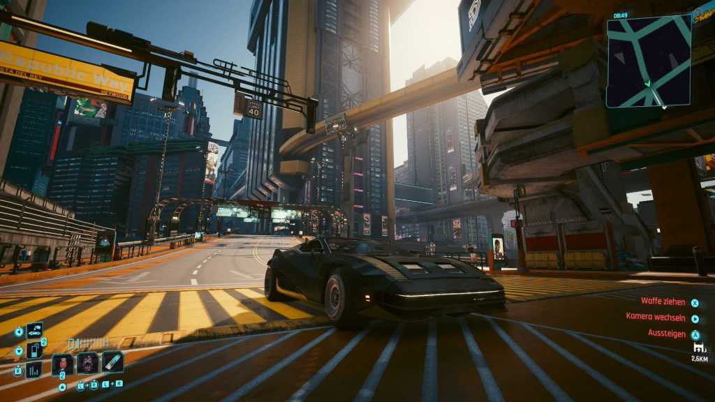 Screenshot von Cyberpunk 2077 auf der Nintendo Switch 2. Mit einem futuristischen Auto stehen wir auf einer Kreuzung in der dystopischen Stadt Night City.