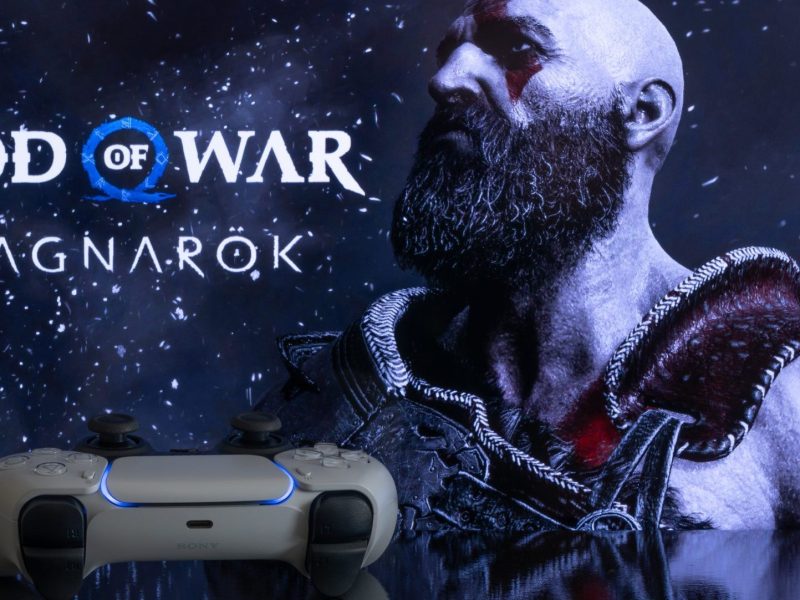 God of War Ragnarök und ein PlayStation-Controller