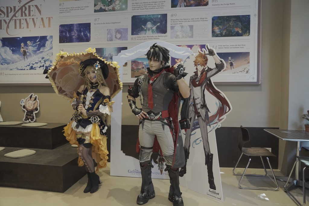 Die Cosplayer hyoga.x und Taryn bei der Eröffnung der Hoyoverse Café