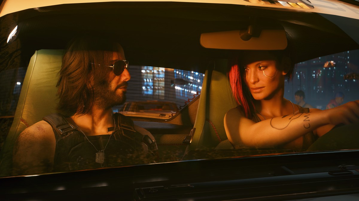 Screenshot aus Cyberpunk 2077. Zu sehen ist Protagonistin V im Auto mit dem von Keanu Reeves verkörperten Johnny Silverhand.